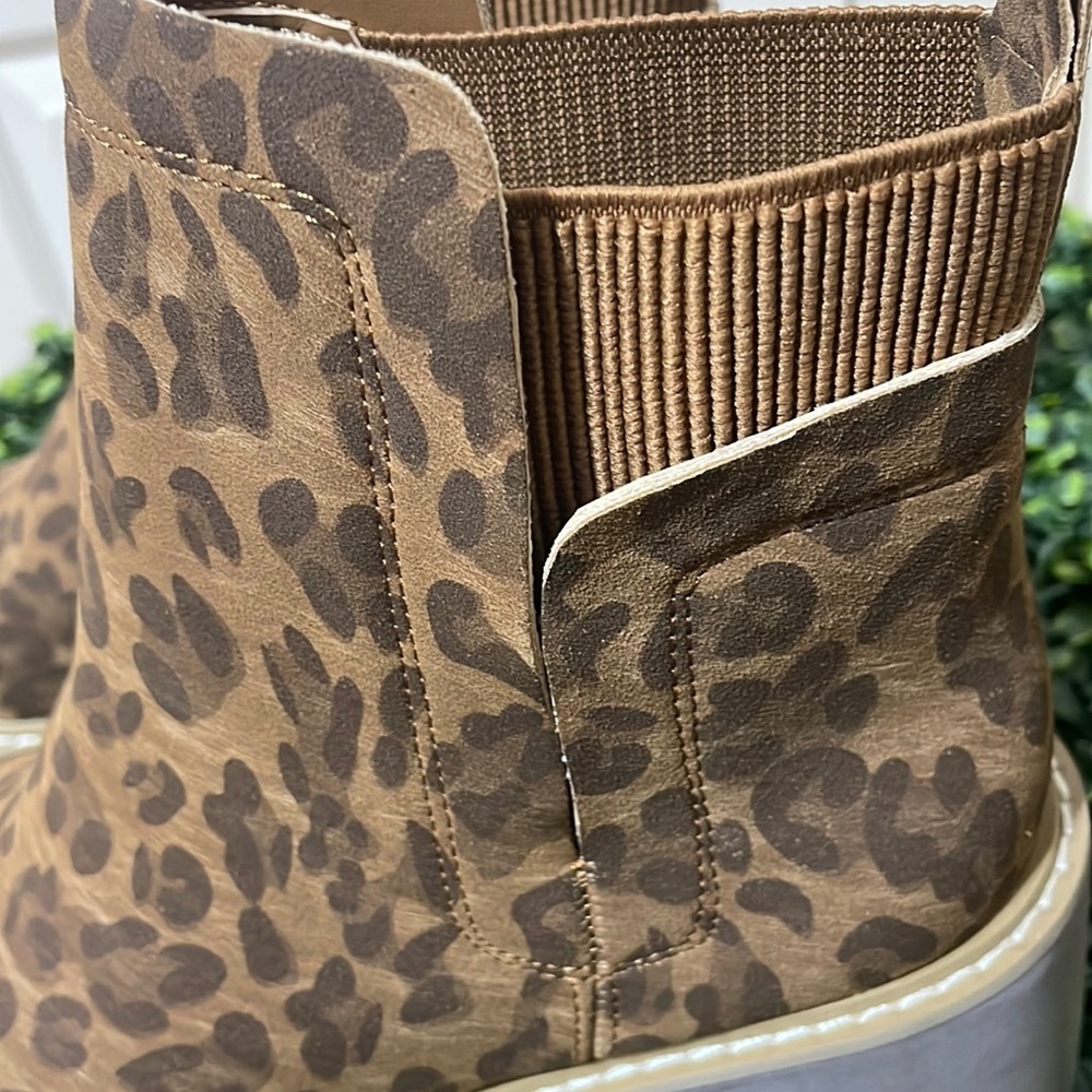 ❤️🎉NEW LAST ONE!!  Brown Leopard Basic Boots Corkys SALE HOST PICK! Size 9 - Picture 3 of 5